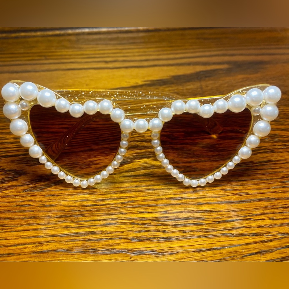 MEGHAN FABULOUS Ivory Pearl Heart Shaped Cat Eye Bride Sunglasses Funglasses - Picture 4 of 5